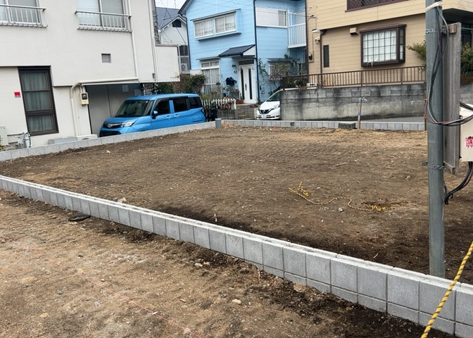 ベタ基礎とは、柱の位置に関係なく全体に基礎がある事を指し、面積が大きい分建物の重さを全体に分散できます。また、地面からの湿気や害虫を遮断でき、木造住宅で心配されるシロアリ被害を防ぐ効果も期待できます。