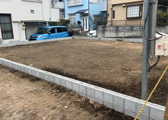 基礎パッキング工法とは、床下の換気確保のため基礎と土台の間に緩衝材を挟み込む工法です。土台の下に数十センチの間隔で設置されるため、全体的な隙間が生まれます。床下換気口に比べて高い通気性が確保されます。