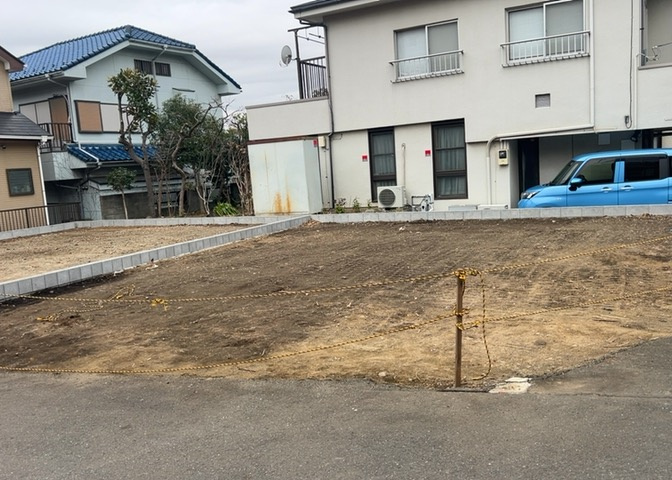 現地に行くなら、物件の周囲の地形がどうなっているかを見ることも大切です。周辺より低くなっている土地では、大雨などで水が集まりやすいため、地盤が弱くなっているということも考えられるため、注意が必要です。