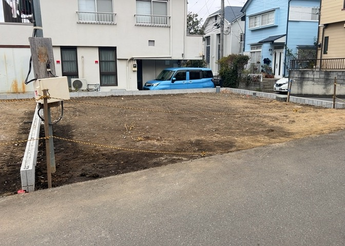 道幅が狭い場所は比較的土地の値段が低いことが多く、また交通量が少ないため騒音が少なく静かな環境で過ごせます。また、小さいお子様がいるご家庭も安心です。一方で車の駐車が難しいというデメリットもあります。