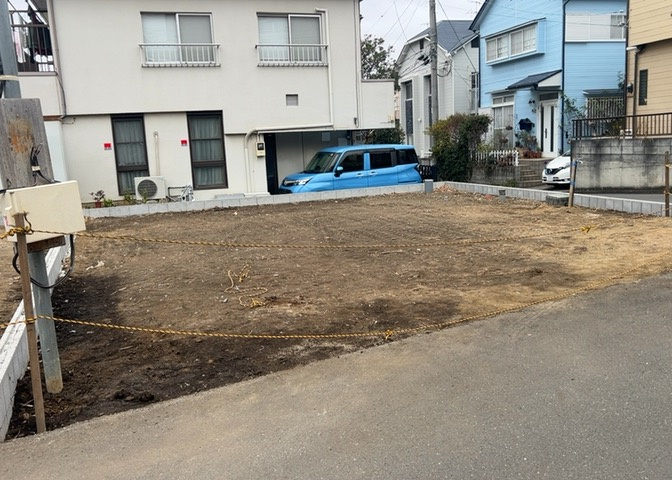 道幅が広い場所は日当たりや風通が良好です。幅が広いのですれ違いも可能ですし大きな車でも駐車可能！一方で、大型車が通ることも多くなるため交通量の増加により騒音に繋がります。また土地の値段が高くなります。