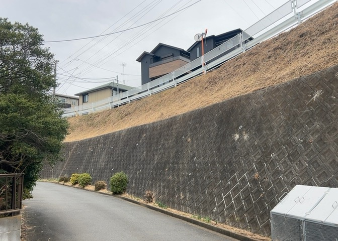 土地の地勢が高台の場合、景色を綺麗にみることができ、景色にこだわってお家探ししている方におすすめです！また平坦地よりも風通しがいいというメリットがあります。デメリットもあるので是非現地でご確認下さい。