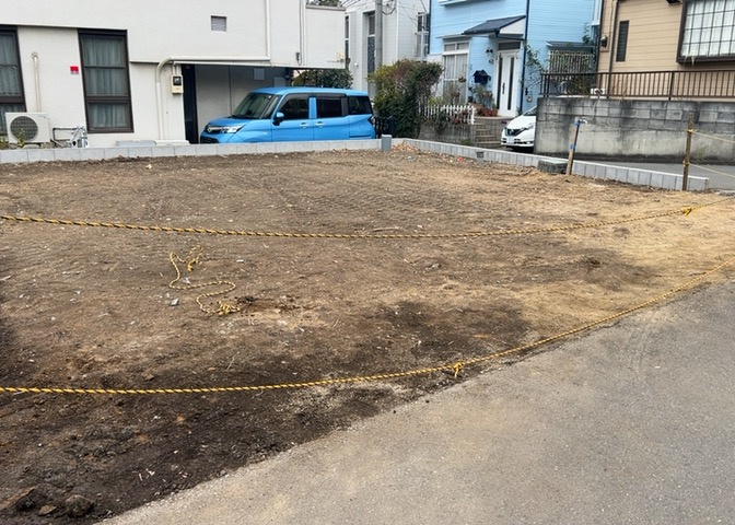 車一台あたりに必要なスペースは、標準サイズの普通自動車で横幅2m50cm、長さ5mは必要になります。ただし、乗降のことも考慮して横幅3m30cm、長さ5m50cmほどは確保できるところを選びましょう。