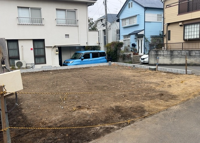 庭のある家に住むことのメリットとして、子どもたちの遊び場を確保できること、ガーデニングや家庭菜園を楽しめること、明るさを確保できることがあります。また、配置を工夫することでプライバシーが確保できます。
