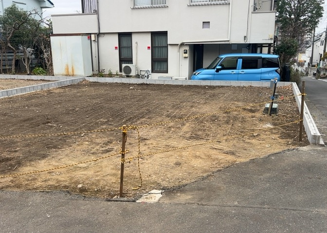 玄関は、狭すぎると複数人で使いにくく、広すぎても無駄な空間になりがちです。最低2畳を目安にして、家の広さとの兼ね合いや家族の人数を考慮して決めるとよいでしょう。現地を見学して快適な玄関を選びましょう！