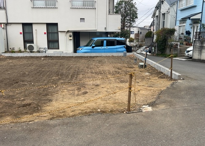 玄関は家の顔でもあり、家族以外の目にも止まる場所です。玄関は外との間を仕切る扉、靴などをしまっておく収納スペース、靴脱ぎのたたきスペース、来客とのやり取りをするドアホンなど複数のアイテムからなります。