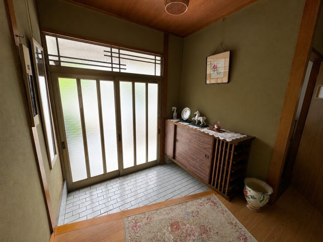 ご家族や来客を迎える明るい玄関です