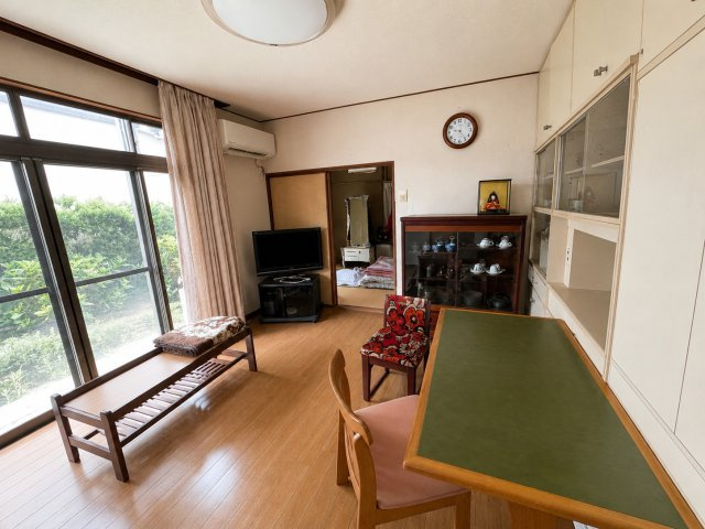 大きな窓から陽光が差し込む明るい空間です
