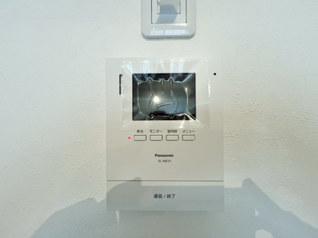 【床暖房】　空気を汚さずに足元から暖かい床暖房が標準装備です　小さなお子様にも安心の暖房設備です