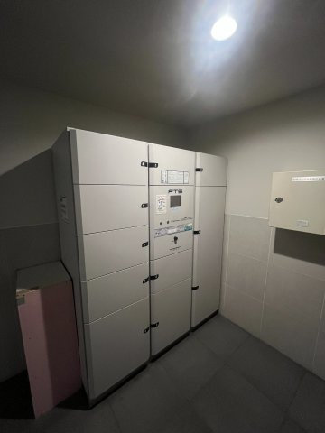 エントランス入って直ぐ右手の郵便受け同室内に、宅配ボックスも完備しております。　お出掛けの際にもお荷物受け取れます。