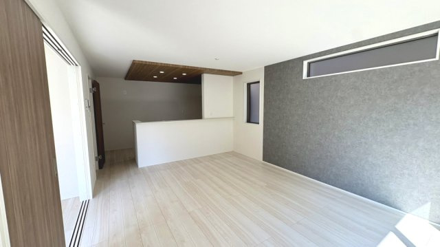 家族が自然と集まる、明るく開放的なリビング空間。　のんびりくつろげる、居心地のよさが魅力です。
