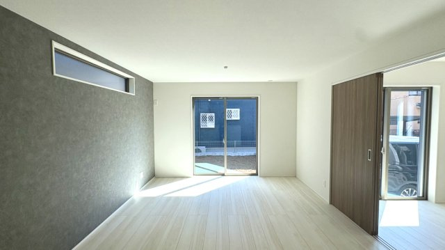 家族が自然と集まる、明るく開放的なリビング空間。　のんびりくつろげる、居心地のよさが魅力です。