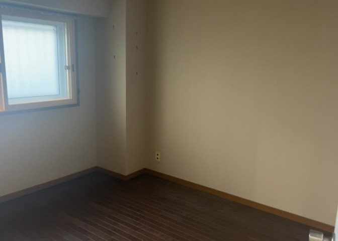 寝室でゆっくりと過ごすためにはベッド周りの適度な空間を担保することや窓の位置、照明の明るさ、寝室の広さなどを考える必要があります。自身や家族の構成とライフスタイルに併せて寝室にする部屋を選びましょう！