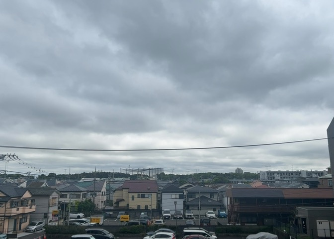 眺望の良さを楽しめるダイニングキッチンで家族団らんの時間を過ごしてはいかがでしょうか。バルコニーから見える景色を家族で眺める時間は、時間が経つのを忘れてしまいそうですね。是非、現地を見に行きましょう！
