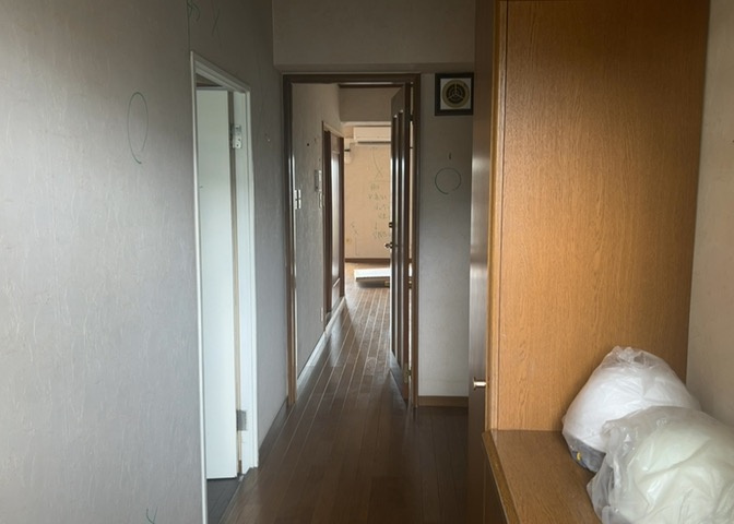 玄関は家の顔でもあり、家族以外の目にも止まる場所です。玄関は外との間を仕切る扉、靴などをしまっておく収納スペース、靴脱ぎのたたきスペース、来客とのやり取りをするドアホンなど複数のアイテムからなります。