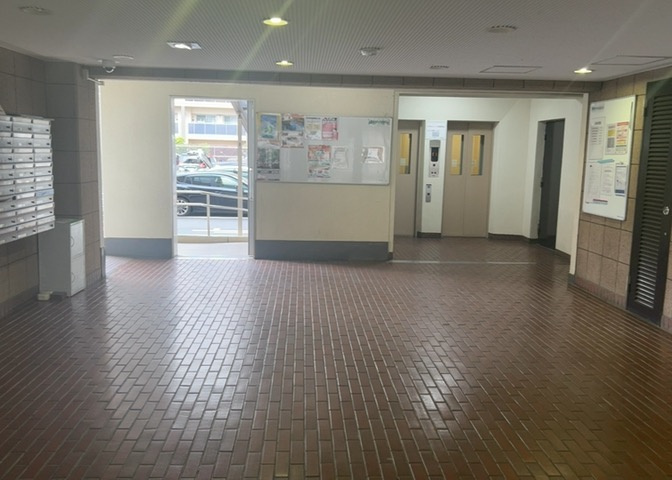 マンションのエントランスには、もともと風よけや防犯の役割がありますが、マンションによって宅配ボックスなどの設備が備わっている所もあります。日々の生活をイメージしながら生活しやすさをチェックしましょう。