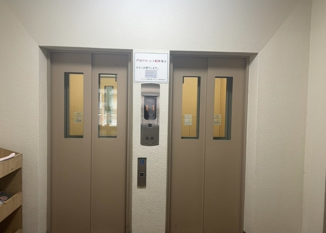共有部分は、住民なら誰もが使える設備のこと。例えば駐車場やエレベーター、インターネット設備、セキュリティ設備などがあります。他にも、マンションの廊下・外部階段やエントランス・ゴミ置き場などがあります。
