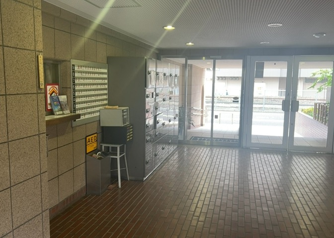 エントランス付近に設置されている集合ポストは、住んでいる部屋と離れているため、ポストをあさるなど誰かに何かされていても被害に気づきにくいです。入居する時には他人に特定されにくい番号で鍵をかけましょう！