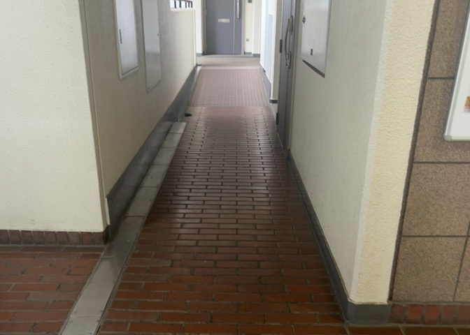 共有部分は、住民なら誰もが使える設備のこと。例えば駐車場やエレベーター、インターネット設備、セキュリティ設備などがあります。他にも、マンションの廊下・外部階段やエントランス・ゴミ置き場などがあります。