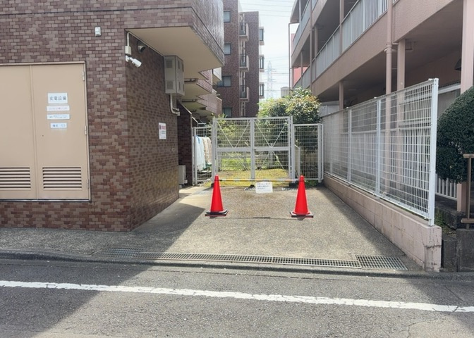 中庭（パティオ）とは、一つの建築物の内部に設けられた、壁などで囲われている庭のことを指します。コの字型、ロの字型が主流ですが、L字型の中庭もあります。最近では、インテリア性の高さからも人気があります。