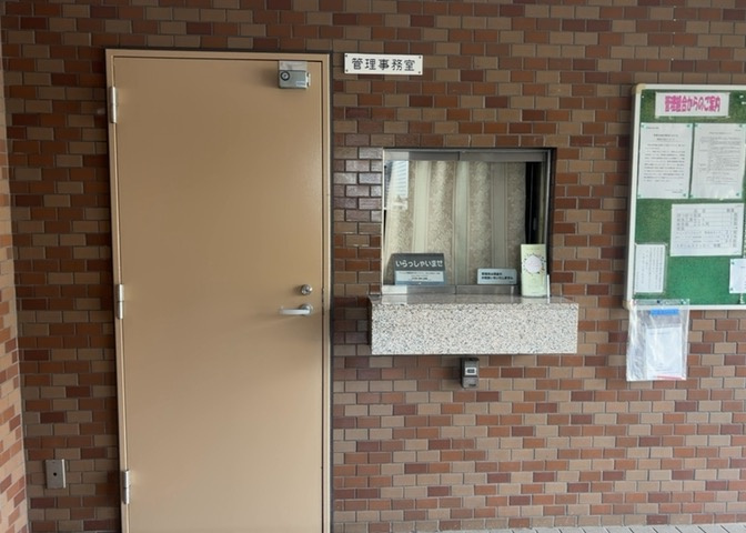 受付はマンションコンシェルジュがいる場合もあれば、管理人が滞在する小部屋を総称して呼ぶことがあります。主にエントランスに設置されていることから、防犯面でも期待ができます。防犯設備がない場合はより安心！