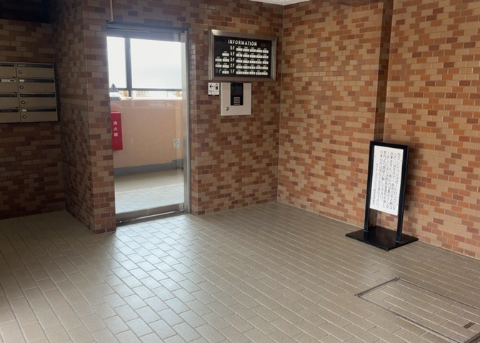 ロビーというと、エントランスと何がちがうの？と思いますよね。実はロビーとエントランスには明確な決まりはありません。物件によっては、エントランスを入って広がるある程度の広さのある空間がロビーとなります。