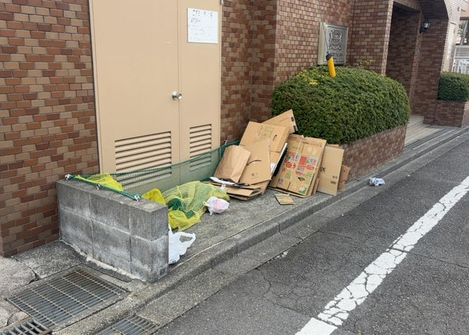 共有部分は、住民なら誰もが使える設備のこと。例えば駐車場やエレベーター、インターネット設備、セキュリティ設備などがあります。他にも、マンションの廊下・外部階段やエントランス・ゴミ置き場などがあります。