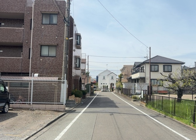 隣家の土地はどうなっているのか、生活利便施設が近くにあるのか、学校まで近いかなど、お客様のライフスタイルにあわせたイメージが重要です。また、近くにあると困る施設が近くにないかも確認するといいでしょう。