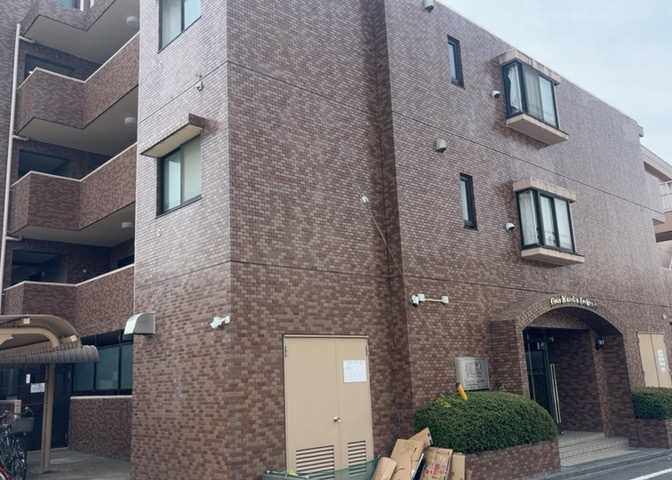 道幅が広い場所は日当たりや風通が良好です。幅が広いのですれ違いも可能ですし大きな車でも駐車可能！一方で、大型車が通ることも多くなるため交通量の増加により騒音に繋がります。また土地の値段が高くなります。