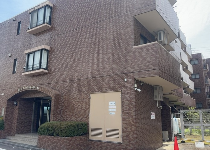 ＲＣ造、Reinforced　Concreteは直訳すると補強されたコンクリートです。主に柱や梁・床・壁が鉄筋とコンクリートで構成おり、鉄筋を組んだ型枠にコンクリートを流し込んで固めたものを指します。