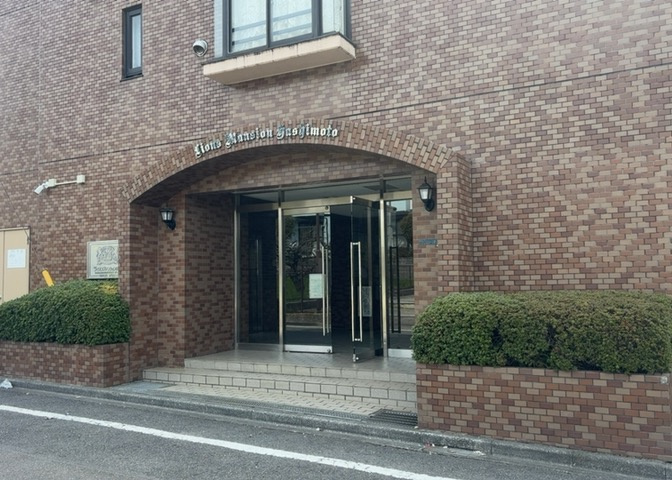 玄関は家の顔でもあり、家族以外の目にも止まる場所です。玄関は外との間を仕切る扉、靴などをしまっておく収納スペース、靴脱ぎのたたきスペース、来客とのやり取りをするドアホンなど複数のアイテムからなります。