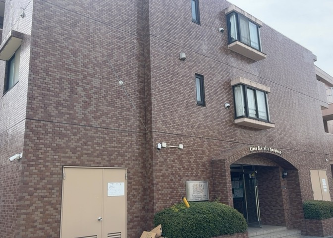 駐車場と明記されていても、最小スペースでつくられた駐車場だと大型車は駐車できなかったり、出入りしにくくなったりする可能性があります。お車のサイズと購入したい物件の駐車場のサイズを現地で確認しましょう。