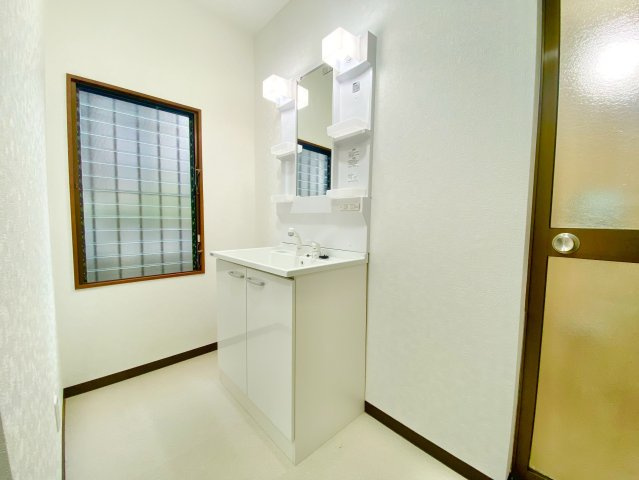 洗面台も新品交換済です♪洗面室内に洗濯機も設置可能です♪