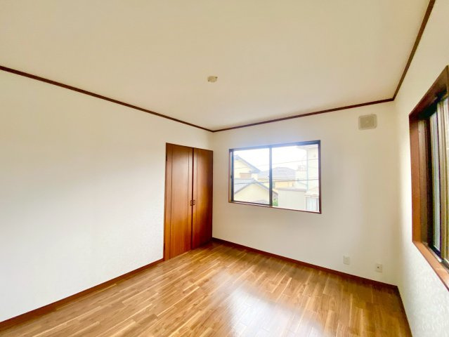 【2階洋室？】2面採光を確保した明るい室内は、風通しも良く、大変居心地の良い空間です♪