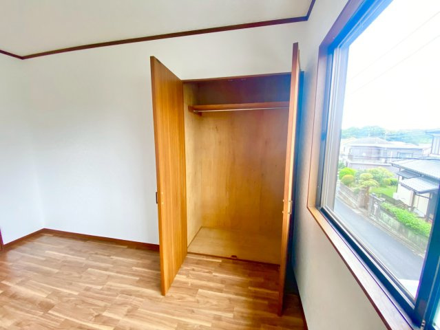 【2階洋室？収納】居室に完備の収納は、お部屋を広々使うことが出来る優れものです♪