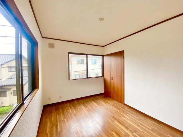 【2階洋室？】2面採光を確保した明るい室内は、風通しも良く、大変居心地の良い空間です♪