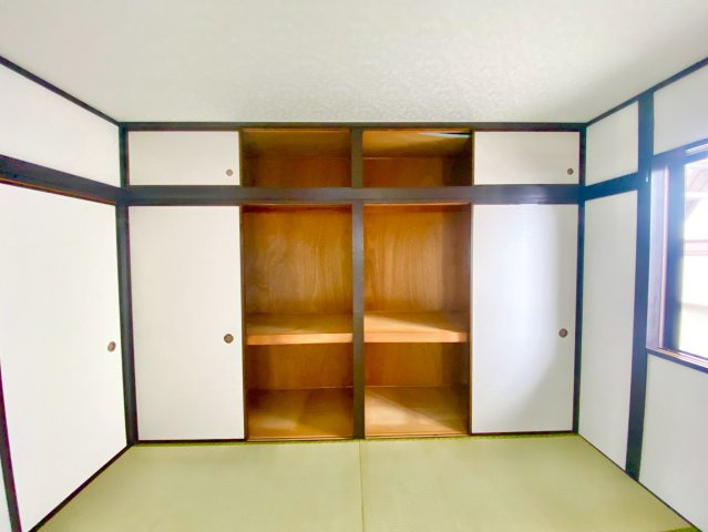 【2階6帖和室押入れ】お布団や季節家電など沢山収納できますね♪