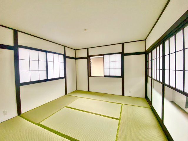 【2階8帖和室】新品の畳が気持ちいいですね♪
