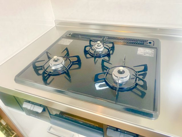 3口ガスコンロで効率よく調理できます♪