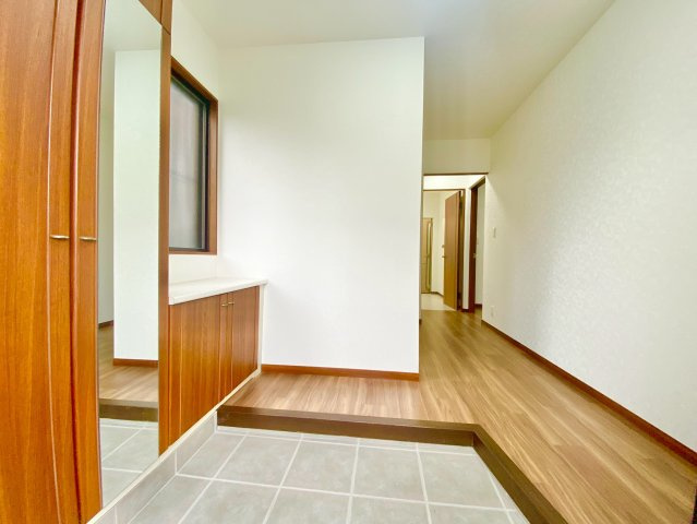 玄関まわりはゆったりと広めのつくり♪天井高のシューズクロゼットがあるため空間をスッキリ保てそうですね♪姿見もありお出かけ前のチェックもばっちりです(^^♪