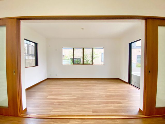 たくさんの窓があるリビングは、陽光あふれる明るい空間です。居心地良く、ご家族皆がゆったり寛げる憩いの空間となりそうです(^^♪