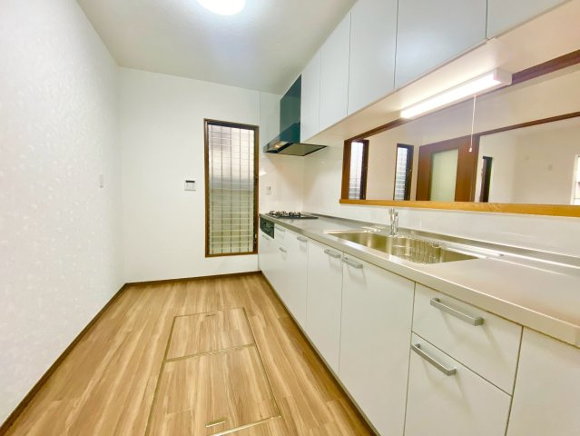 新品交換済のシステムキッチンは大容量の収納が可能♪大き目の床下収納も完備しています♪