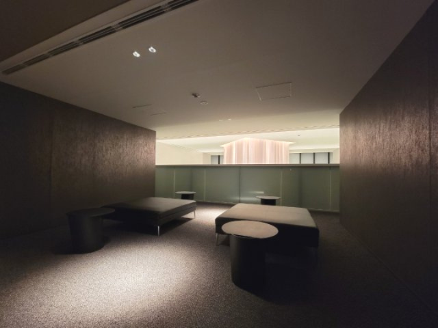 【2階共用ホール】近くに福祉対応のお手洗いもございます！モダンで落ち着いた空間です。