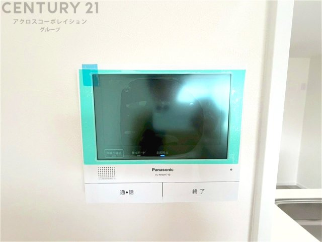 訪問者が来たときにテレビ画面で確認できるため、安心してドアを開けられます。録画機能があるものもあり、留守中に来訪者を記録しておくことができます。利便性が高く、セキュリティ面でも安心です。