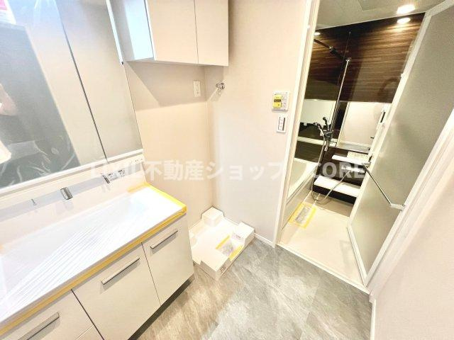 ランドリースペース上部には便利な棚を完備。柔軟剤や洗濯洗剤の置き場所も困りません。