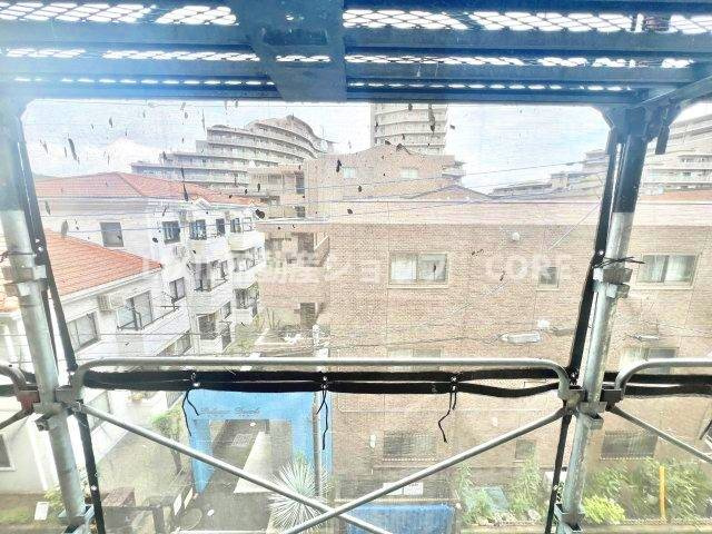 気持ちのいい空が見渡せる広いバルコニー。通風・採光にも優れ、心地よい光と風があふれています。