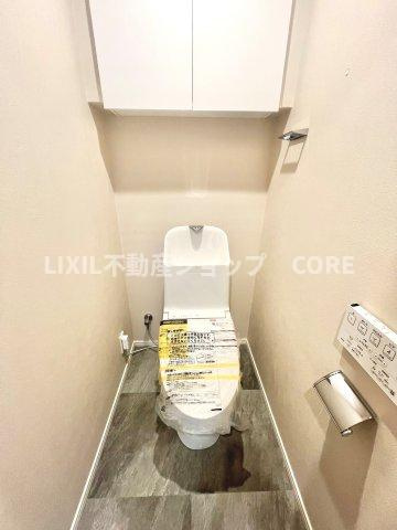 見た目もスッキリとしたデザインのトイレには温水洗浄暖房便座付き。
