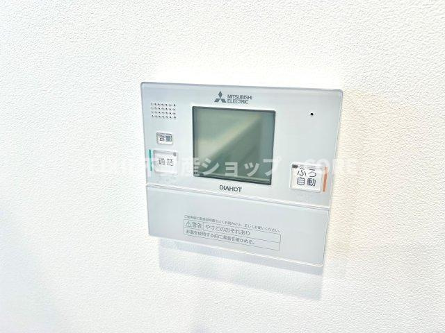 お風呂はボタンひとつで一定量の湯を浴槽に張ったり、保温や追い焚きをすることができる便利な機能付