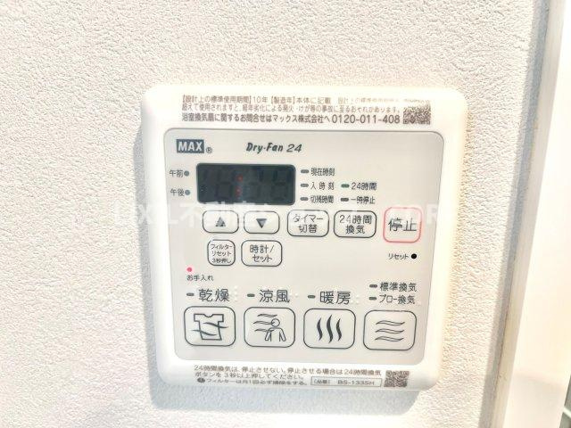 浴室乾燥機能で雨の日でも乾燥が可能。また、浴室内の湿気を排気し、カビの発生を抑えます。
