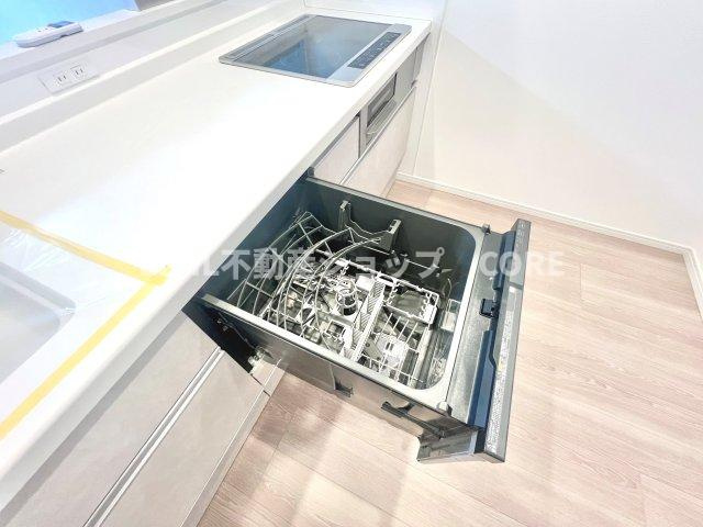 食器洗乾燥機付きで家族の食器もピカピカ。忙しい奥様には欠かせないアイテムのひとつ！！